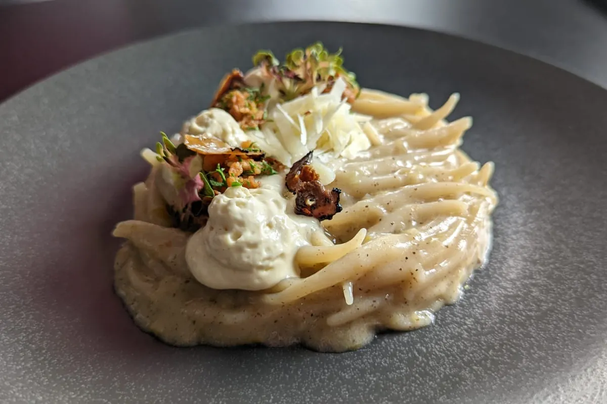 Spaghetti with cream, cheese and crisp toppings